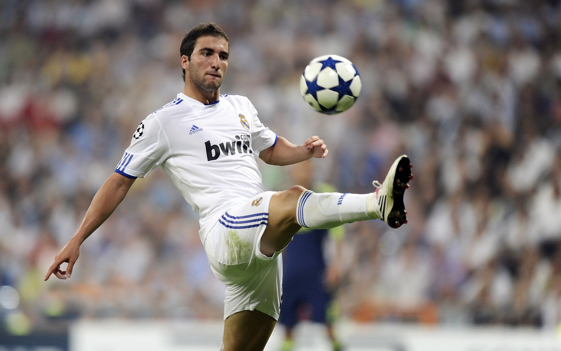 利物浦与曼城在联赛中激烈争夺榜首,利物浦对曼城谁胜